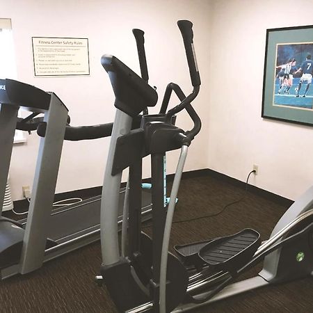 Norwood Inn & Suites Milwaukee Butler Экстерьер фото