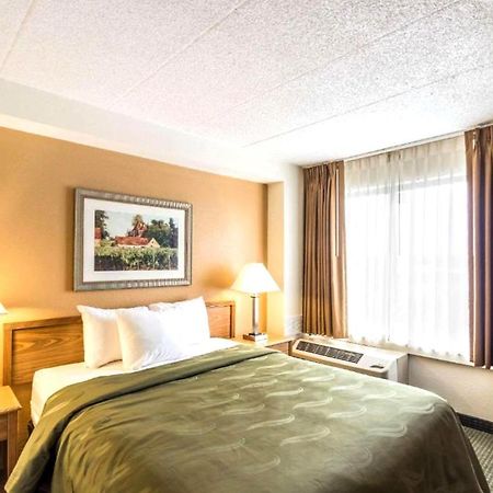 Norwood Inn & Suites Milwaukee Butler Экстерьер фото