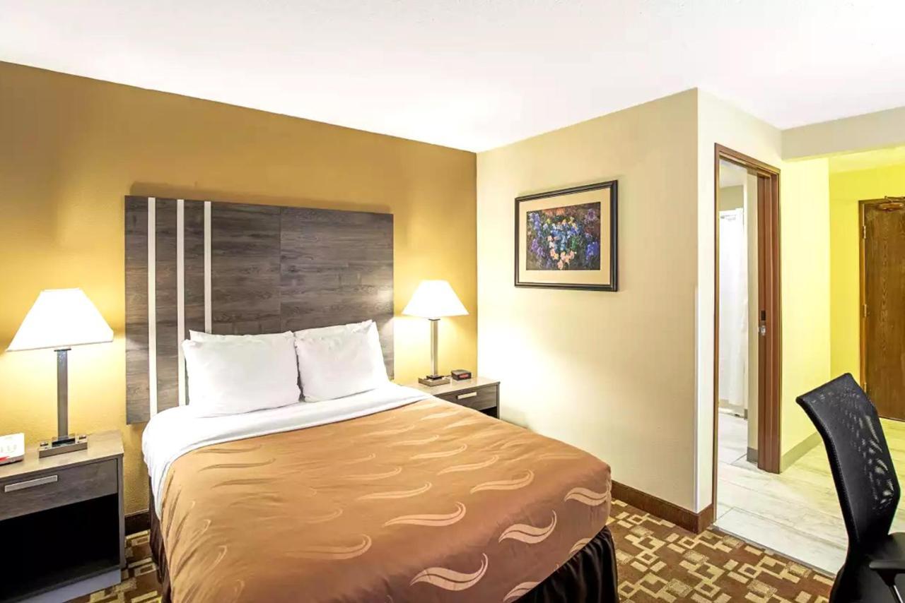 Norwood Inn & Suites Milwaukee Butler Экстерьер фото