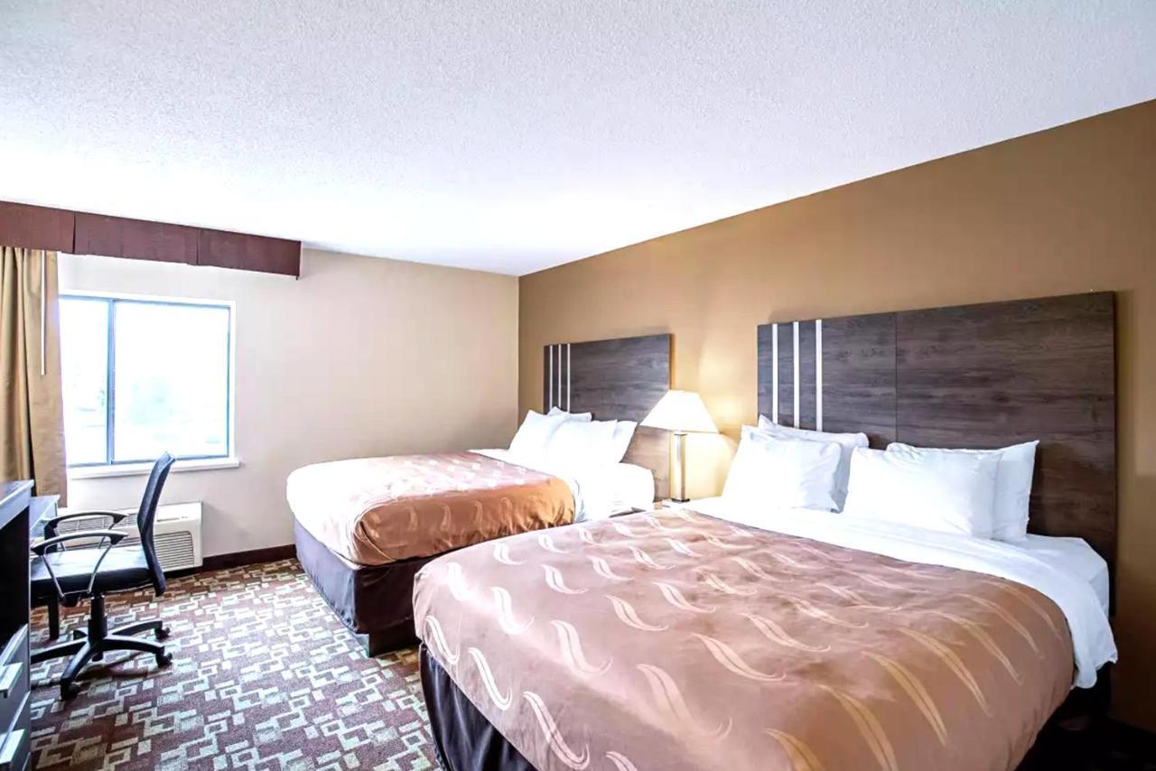 Norwood Inn & Suites Milwaukee Butler Экстерьер фото