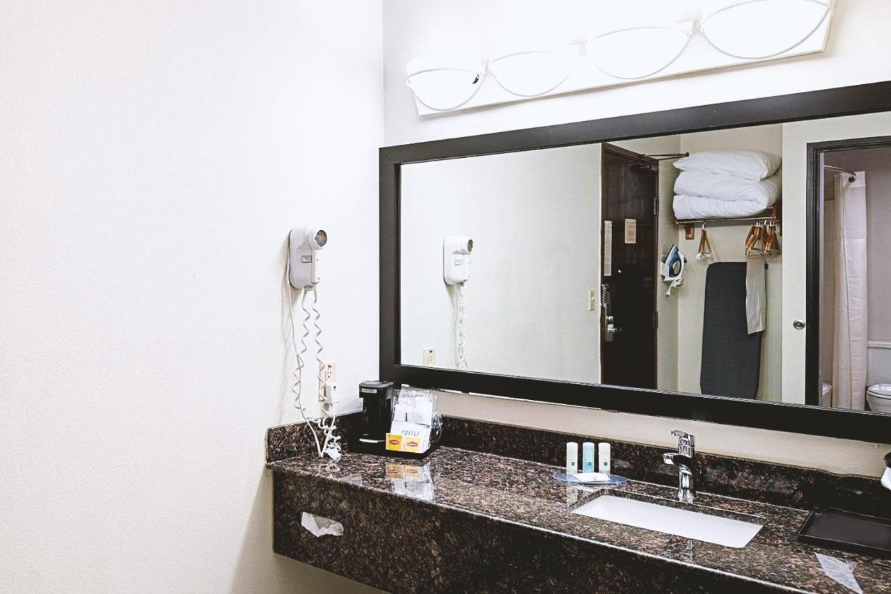 Norwood Inn & Suites Milwaukee Butler Экстерьер фото