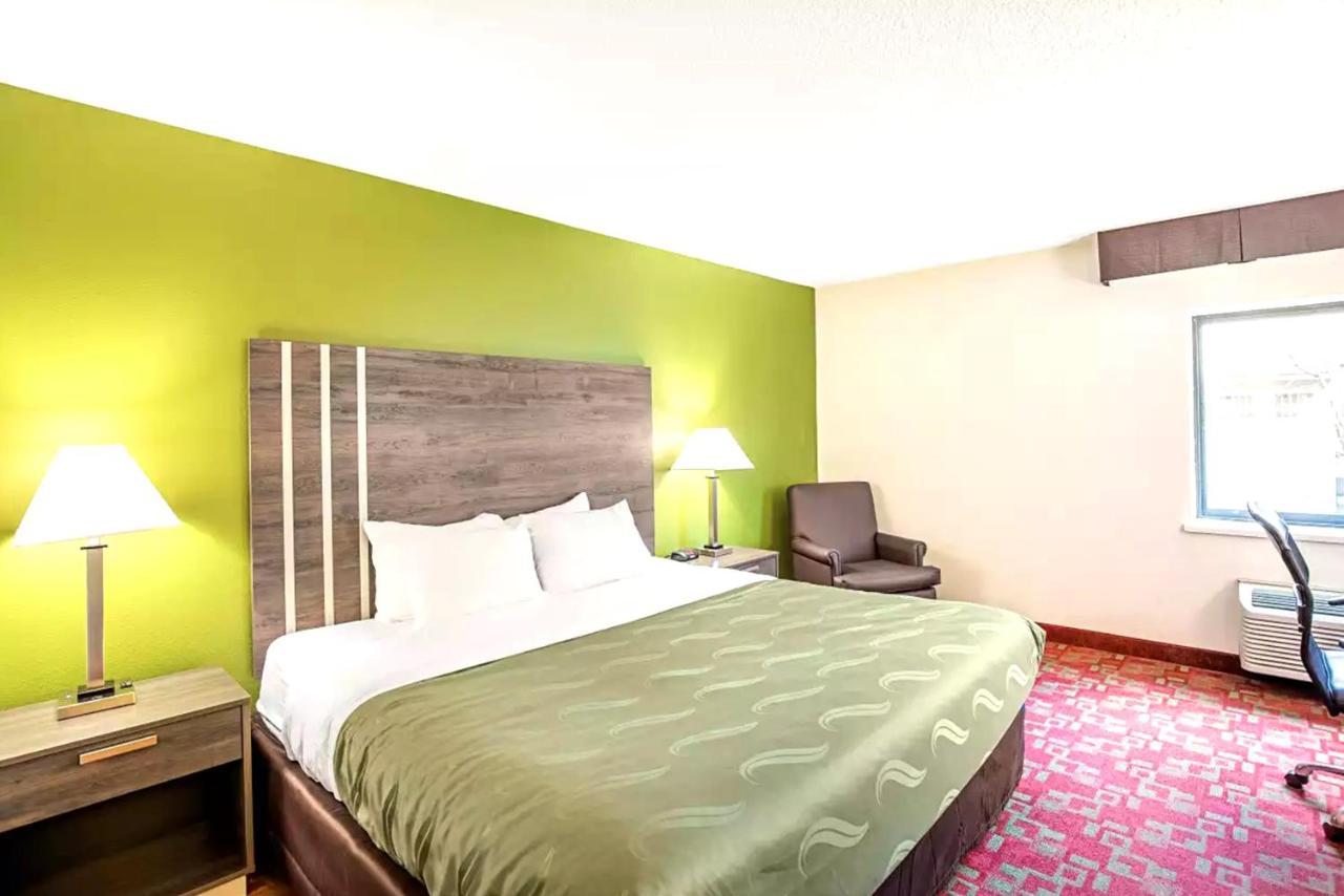 Norwood Inn & Suites Milwaukee Butler Экстерьер фото