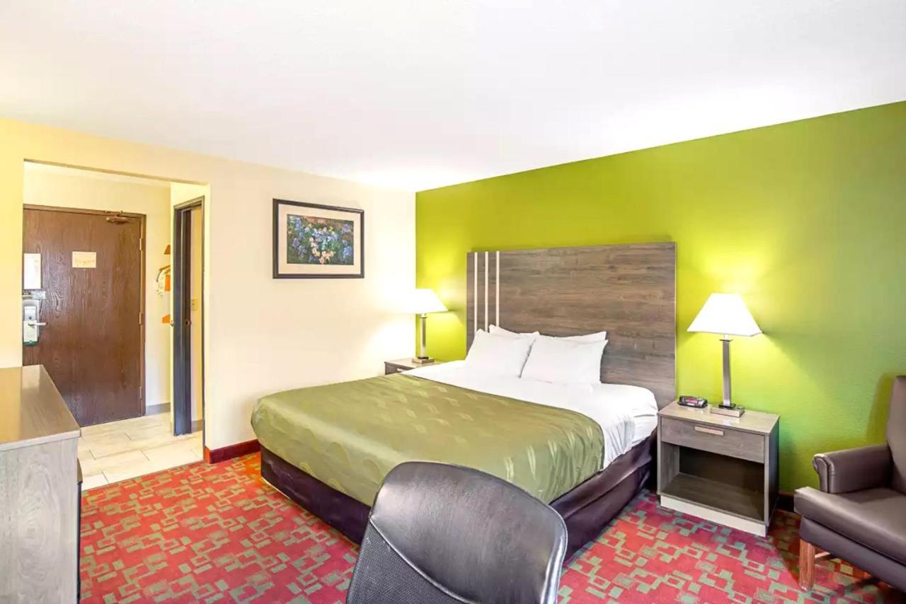 Norwood Inn & Suites Milwaukee Butler Экстерьер фото