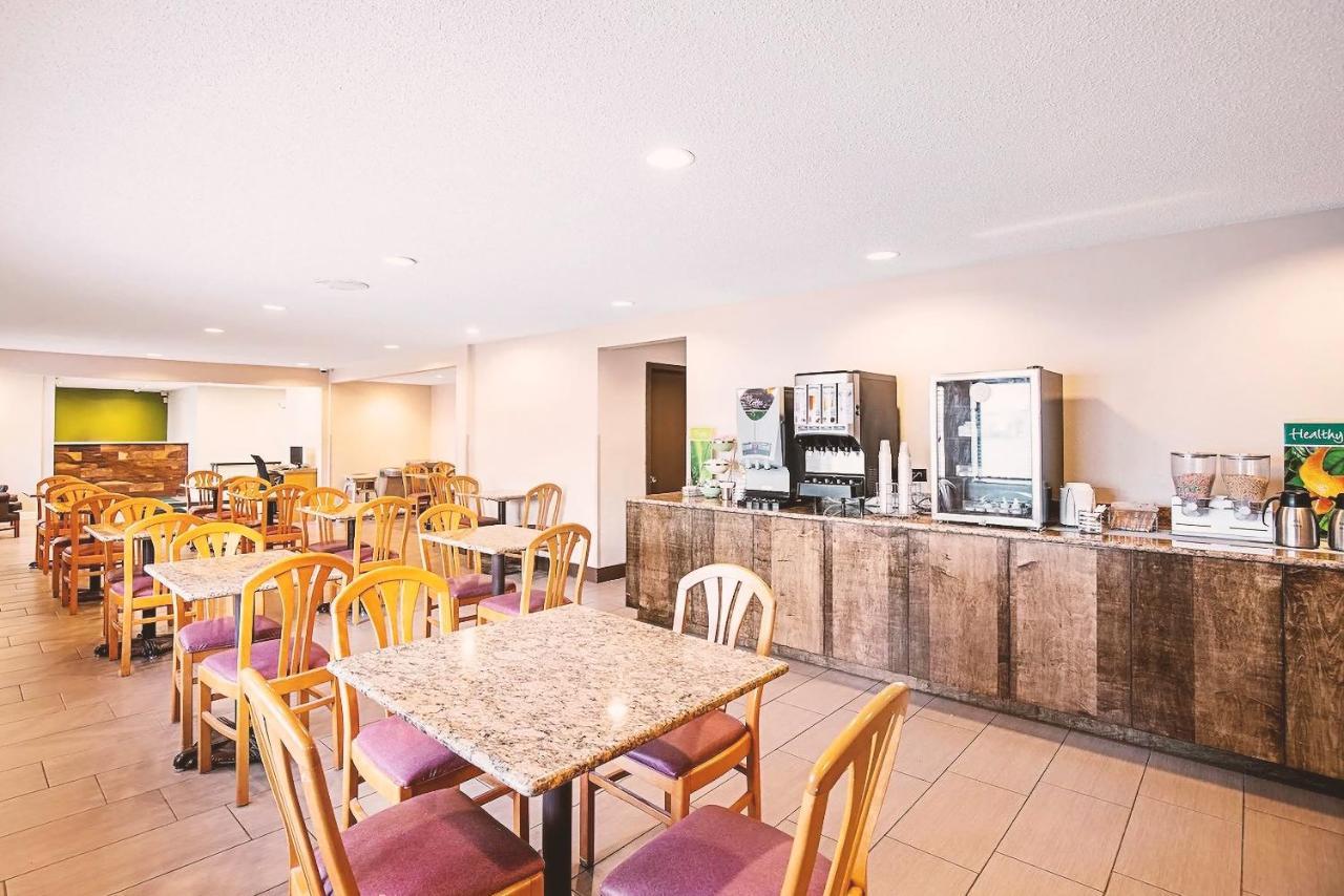 Norwood Inn & Suites Milwaukee Butler Экстерьер фото