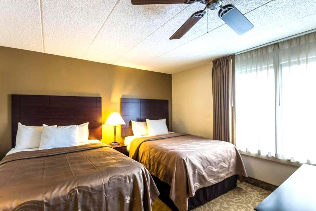 Norwood Inn & Suites Milwaukee Butler Экстерьер фото