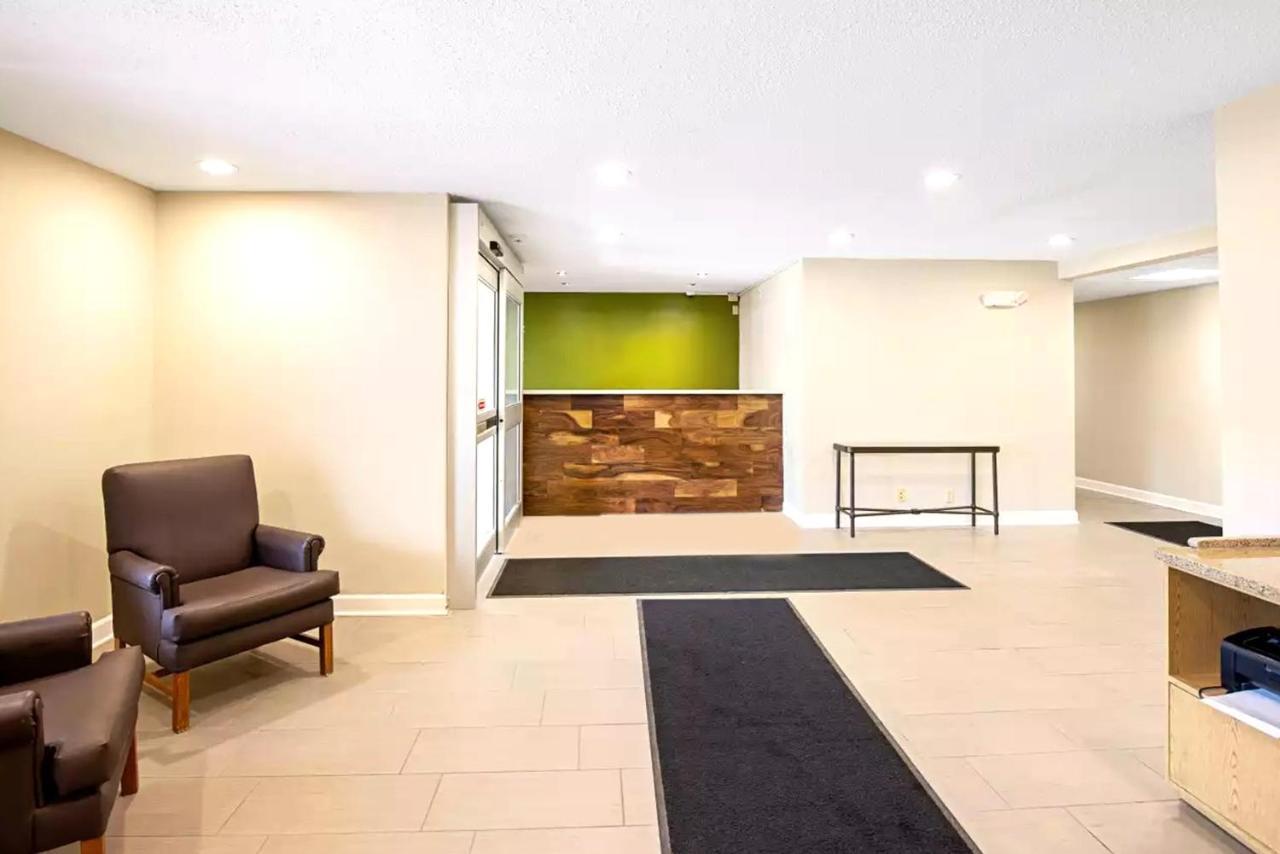 Norwood Inn & Suites Milwaukee Butler Экстерьер фото