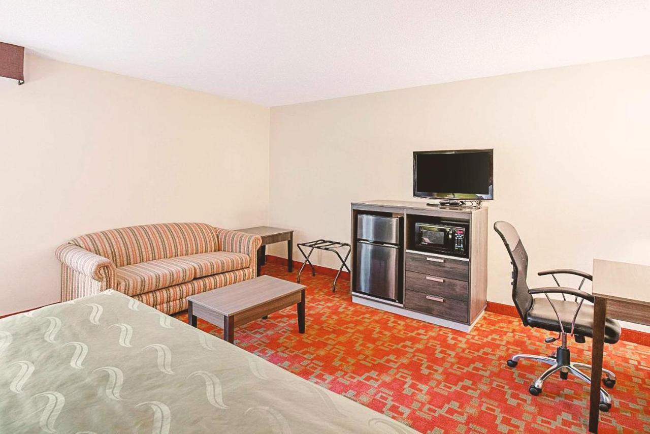 Norwood Inn & Suites Milwaukee Butler Экстерьер фото