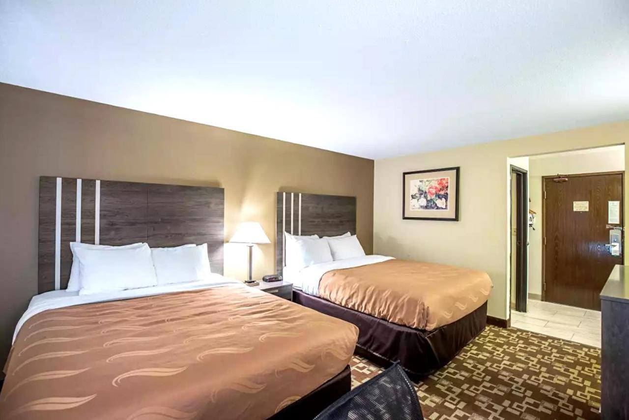 Norwood Inn & Suites Milwaukee Butler Экстерьер фото