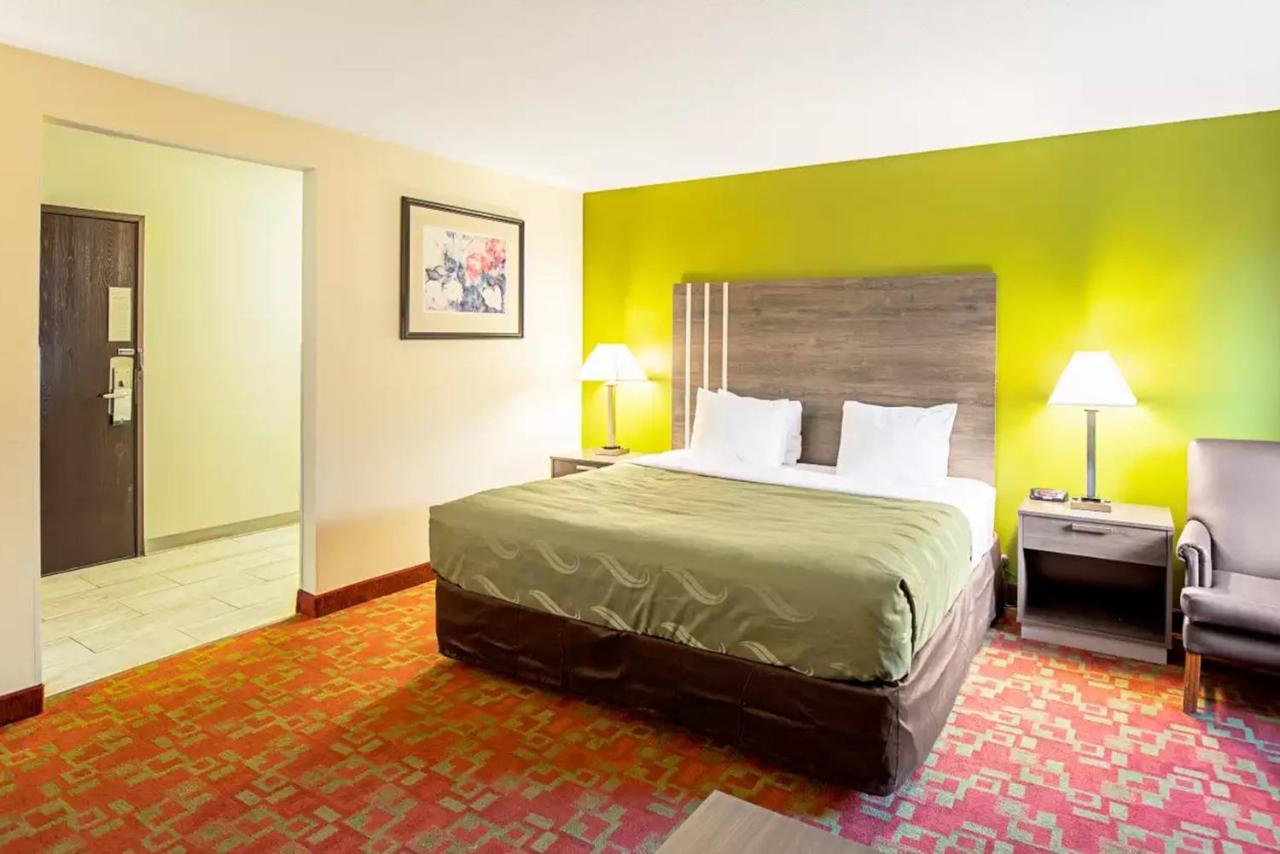 Norwood Inn & Suites Milwaukee Butler Экстерьер фото