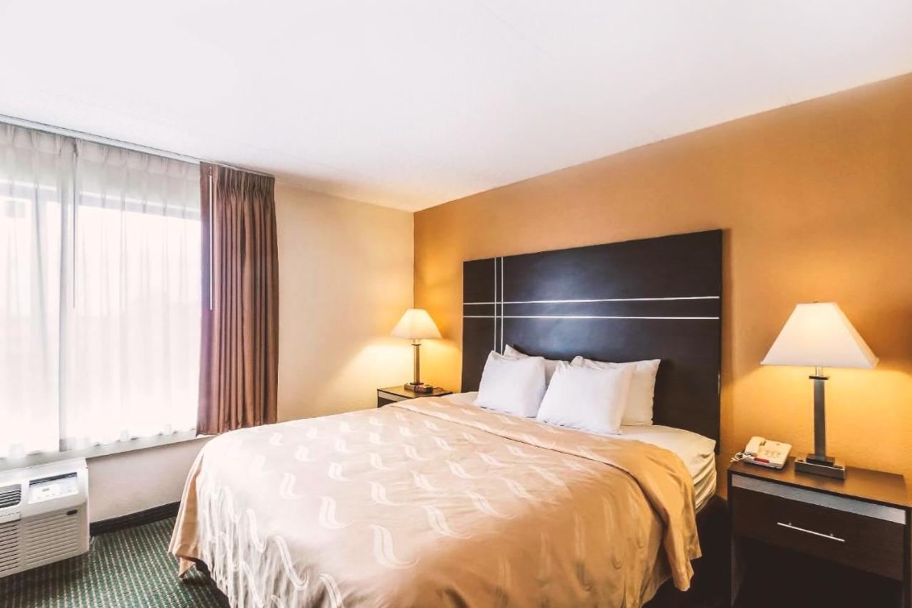 Norwood Inn & Suites Milwaukee Butler Экстерьер фото