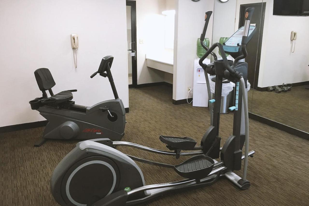 Norwood Inn & Suites Milwaukee Butler Экстерьер фото