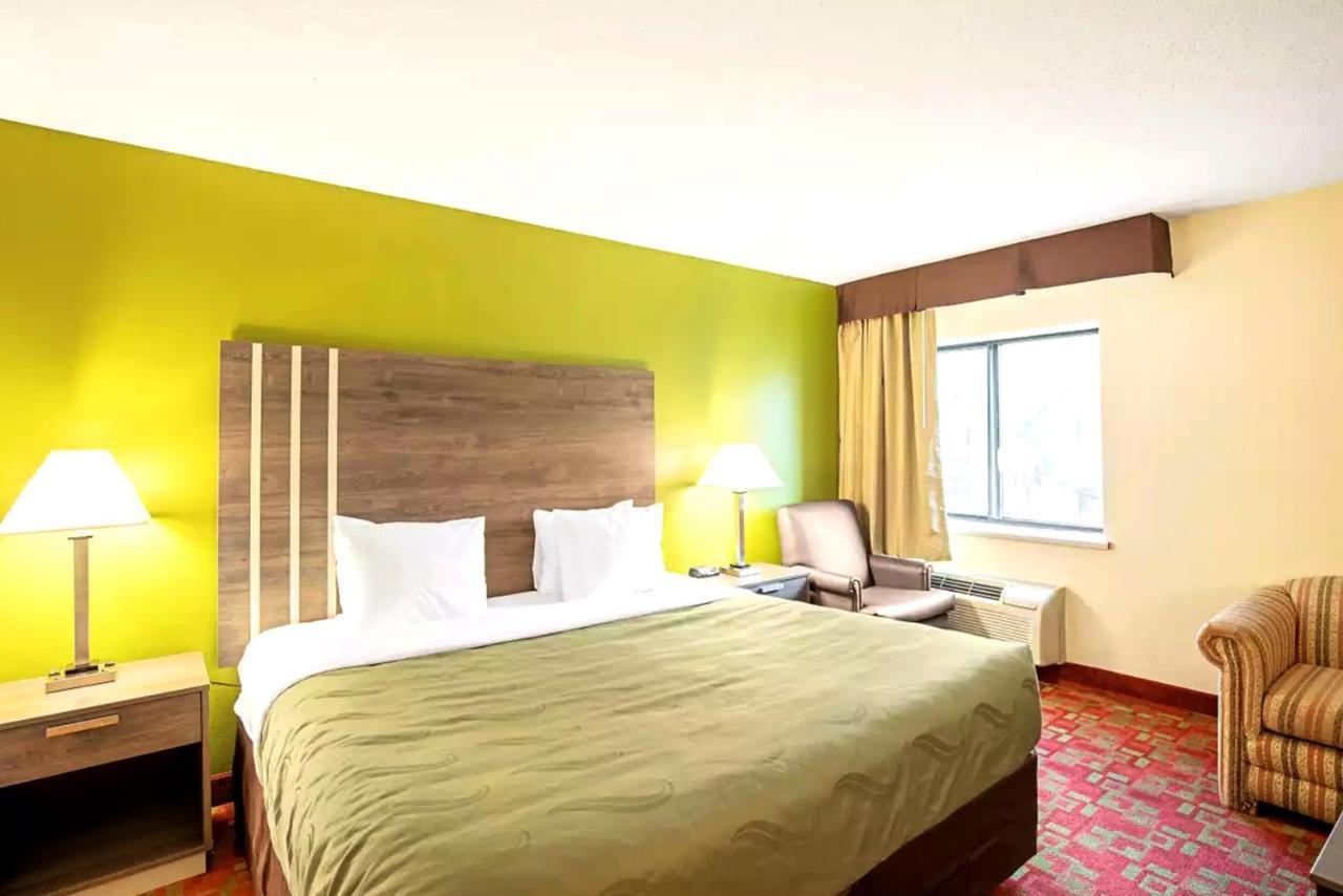 Norwood Inn & Suites Milwaukee Butler Экстерьер фото