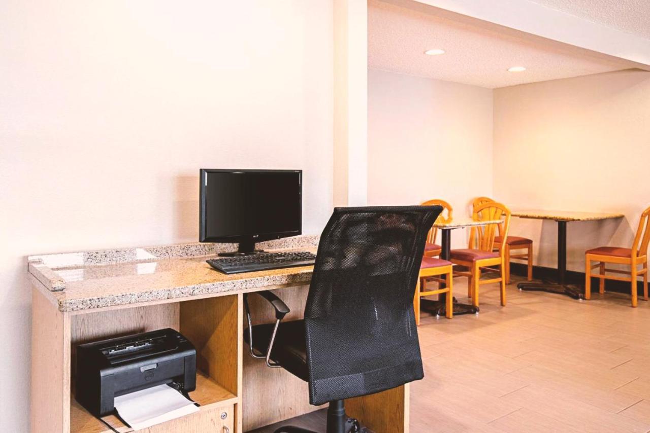 Norwood Inn & Suites Milwaukee Butler Экстерьер фото