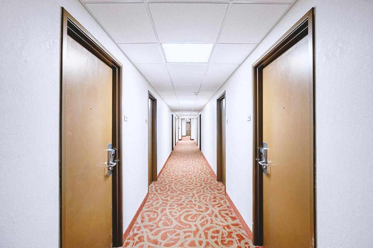 Norwood Inn & Suites Milwaukee Butler Экстерьер фото