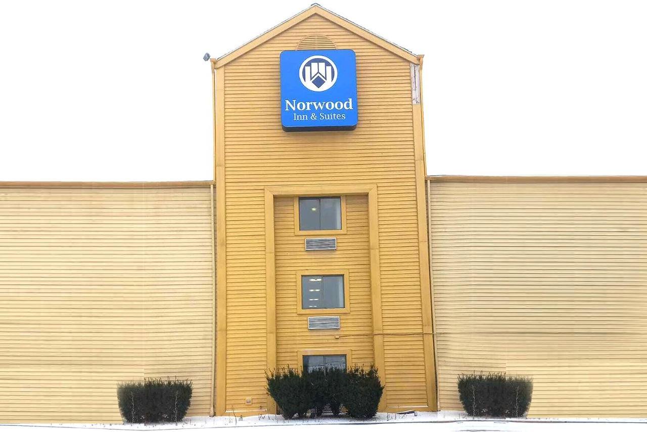 Norwood Inn & Suites Milwaukee Butler Экстерьер фото